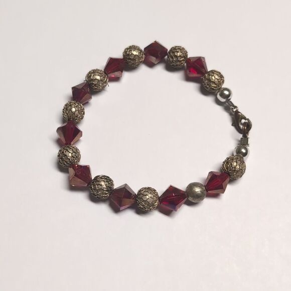 298 Red Faceted and Antiqued Gold Textured Beaded Bracelet - Picture 4 of 5